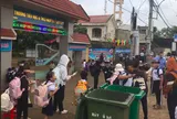 Học sinh ăn sáng cạnh thùng rác, 2 trường ở Đắk Lắk nói gì?