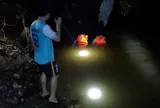 Cứu 2 cháu nhỏ mắc kẹt tại bãi bồi giữa dòng nước xiết