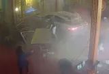 Bangkok: Ô tô mất lái lao vào đền thờ, 3 người bị mắc kẹt dưới gầm xe
