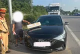 Chở 2 khách thu 120.000 đồng, tài xế đối mặt mức phạt 14 triệu đồng