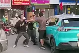 Người đàn ông bị nhóm người vây đánh trước cổng Bệnh viện Đại học Y Hà Nội, công an vào cuộc
