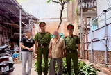 Cụ ông 82 tuổi mang dao trèo lên ngọn cây, công an nhanh chóng hỗ trợ