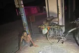Người đàn ông ngồi bên chiếc xe đạp cũ chở nhiều phế liệu giữa đêm và câu chuyện ấm lòng phía sau