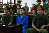Những hình ảnh đầu tiên tại phiên tòa sơ thẩm xét xử vụ án 3 mẹ con tử vong ở Đồng Nai: Người thân lặng lẽ, chật kín người dân đến xem