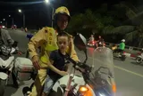 Bé trai 5 tuổi đi lạc ở cầu An Dương chỉ nói 3 cái tên, CSGT lập tức tìm ra người thân