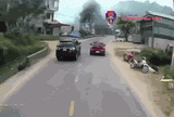 Ô tô vượt ẩu ở đoạn đường cong, suýt lao vào nhà dân