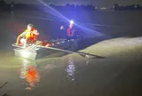 Xuyên đêm giải cứu 12 người mắc kẹt giữa nước lũ ở TP.HCM