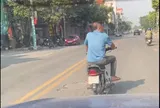 Công an làm việc với người đàn ông đi xe máy chặn ô tô, véo mũi rồi tát tài xế