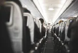 Nam hành khách bị đuổi khỏi máy bay sau khi từ chối nhường ghế cho cặp đôi