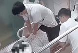 Bác sĩ trẻ trèo lên cáng ép tim cứu người đàn ông lúc nửa đêm
