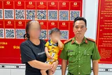 Hoàn cảnh của bé trai 3 tuổi lang thang một mình trong đêm tối ở Cà Mau, may mắn được công an đưa về
