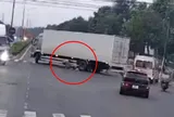 Camera ghi cảnh tài xế xe tải gây tai nạn, kéo nạn nhân khỏi gầm xe rồi bỏ chạy