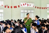 Thượng úy Công an mở lớp học miễn phí, giúp học sinh nghèo nuôi ước mơ