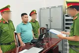 Khởi tố người đi xe máy ngược chiều, bóp cổ tài xế ô tô sau va chạm