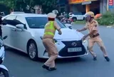 Nữ tài xế xe Lexus vi phạm tốc độ, chốt cửa ô tô rồi tăng ga rời chốt CSGT