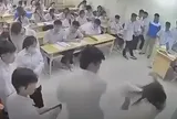 Hà Nội: Bắt khẩn cấp nam sinh đánh cô giáo ngay trên bục giảng