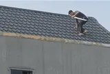 Hai thanh niên cầm kiếm cố thủ trên mái nhà ở Thanh Hóa, hàng chục cảnh sát bao vây, một phụ nữ bị bắt