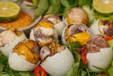Trứng vịt lộn đừng chỉ luộc, đem nấu với loại quả bán đầy chợ được món ngon thơm nức, ngọt thanh