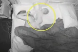 Camera ghi cảnh giữa đêm người mẹ đang ngủ, 2 con nhỏ lần lượt có những hành động ai xem cũng thấy thương