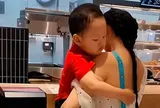 Mẹ mặc váy rộng cứ bị tụt khi bế con vào quán mua đồ ăn, hành động của đứa trẻ khiến ai cũng khen