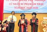 Lương Bích Hữu tốt nghiệp đại học ở tuổi 41, mặc áo cử nhân trẻ đẹp không nhìn ra là "mẹ 1 con"