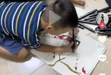 Mẹ Việt “cầu cứu” khi nhìn thấy bức tranh rùng rợn con 7 tuổi vẽ, cộng đồng mạng lên tiếng cảnh báo
