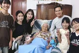 Lý Hải - Minh Hà đưa 4 con về thăm mẹ ruột gần 100 tuổi ngày cận Tết, quây quần bên bữa ăn gia đình giản dị