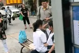 Một nam một nữ học sinh có hành động phản cảm ngay trạm xe buýt, người đi đường nói một câu cả hai liền xanh mặt