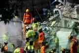 Tòa nhà 4 tầng bất ngờ đổ sập trong đêm, ít nhất 6 người thiệt mạng
