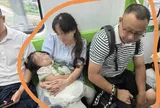 Nhường ghế cho mẹ bỉm trên tàu điện, chàng trai sững sờ khi thấy hành động thân mật của người đàn ông bên cạnh