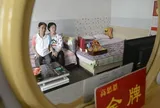 Bà lão nhặt rác nhận nuôi bé gái bị bỏ rơi, khi đứa trẻ thành Thạc sĩ liền nói 1 câu khiến bà lặng người