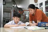 Cứ 8 giờ tối là con lên giường đi ngủ, mẹ nghi ngờ về nhà kiểm tra người giúp việc mới sáng tỏ
