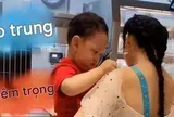 Nắng nóng, mẹ mặc áo hở lưng cùng con đi ra ngoài, hành động đáng yêu của em bé khiến người xung quanh bật cười