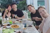 Vợ Mạnh Trường chiêu đãi cả nhà Đan Lê ở biệt thự đẹp trên núi: Toàn món thơm nức đến nỗi "bụng căng tròn"