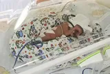 Đỡ đẻ sản phụ bầu 5 bé cùng lúc, khi đưa đủ 5 con ra khỏi bụng mẹ, bác sĩ kinh ngạc: "Tìm thấy 1 thai nhi nữa"