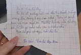 Bố đi nhậu về khuya, con trai nhắn "Nếu mẹ khóa cửa, bố gõ nhẹ con mở cho!" khiến dân tình cười bò "Quá hiểu chuyện!"