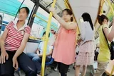 Bị nhắc nhở vì ngồi ghế ưu tiên, cô gái trẻ khiến cả xe buýt ngượng ngùng khi một vật trong túi vô tình rơi xuống