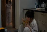 Chị gái sinh được 1 tháng tôi lên phố thăm, thấy việc anh rể làm với chị, tôi khuyên ly hôn