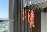 Trào lưu phơi “thịt một nắng” ở ban công, chuyên gia cảnh báo nguy hiểm và chỉ dẫn một cách để an toàn
