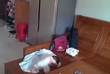 Nghỉ hè mẹ gửi con sơ sinh về quê cho bà nội chăm, nào ngờ xem camera ở nhà liền không thể bình tĩnh