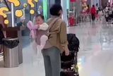 Camera ghi lại cảnh người mẹ hoảng loạn tìm con mất tích giữa TTTM chỉ trong nháy mắt và cái kết bật cười