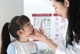 Con gái liên tục kêu "Đau mông quá!", mẹ đưa đi khám thì bác sĩ nói "Sao không đến sớm"