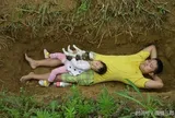 Ông bố trẻ ngày ngày bế con gái ra mộ đào sẵn nằm, nhiều người bất ngờ khi biết sự thật