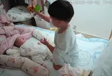 Mẹ ra ngoài để con trai 2 tuổi và em sơ sinh trong phòng ngủ, hành động của anh lớn khiến gia đình lặng người