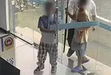 “Khối nghỉ hè” đến đồn cảnh sát khiến ai cũng căng thẳng, cả căn phòng vỡ òa khi hai đứa trẻ lên tiếng