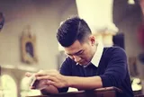 Trót qua đêm cùng chị sếp trẻ đẹp, sáng hôm sau tỉnh dậy tôi tròn mắt với thứ đặt đầu giường