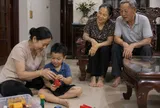 Thuê giúp việc 9 triệu, con dâu mỗi tháng còn lén bo thêm 500 nghìn vì "trị" được bố mẹ chồng