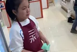 Con không chịu học bị mẹ cho đi làm nhân viên phục vụ, sau vài ngày liền bật khóc nói một câu