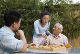 Nghỉ hưu sống cùng con gái, một quyết định của tôi khiến con rể từ muốn "đuổi khéo" đến cung phụng bố vợ vô điều kiện