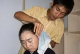 Bố mất mẹ bị tâm thần, nam sinh cõng mẹ đi học Đại học, từ chối lương 2 tỷ về quê và cái kết